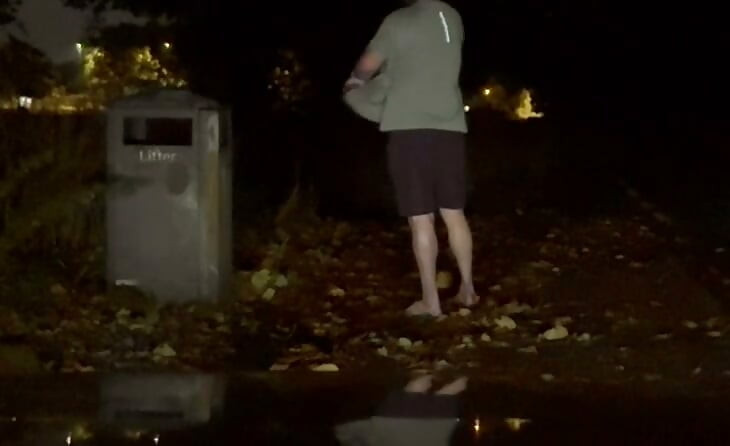 Al mijn kleren langzaam in het openbaar aan de kant van de weg uittrekken