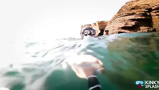 Aku lagi asik muasin becekku pakai wetsuit ukuran dua!