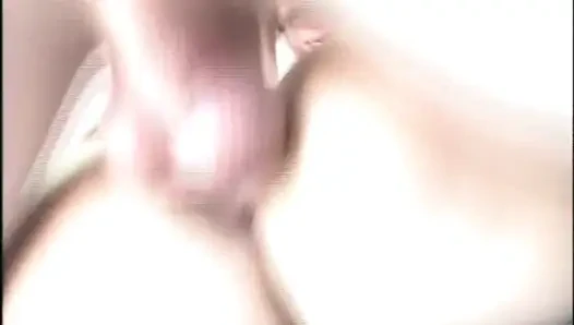 İnanılmaz götlü seksi ateşli esmer büyük bir yarağa biniyor!