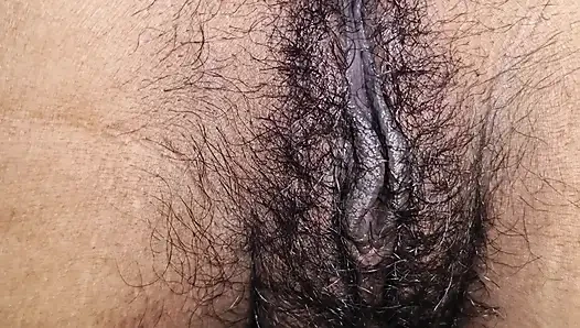 Aku jilat memek istriku pakai jari-jariku.