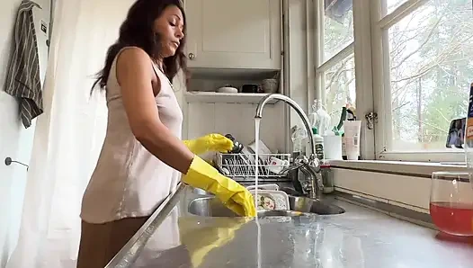 Azgın evli kadın bulaşıkları yıkarken mutfakta sikiliyor