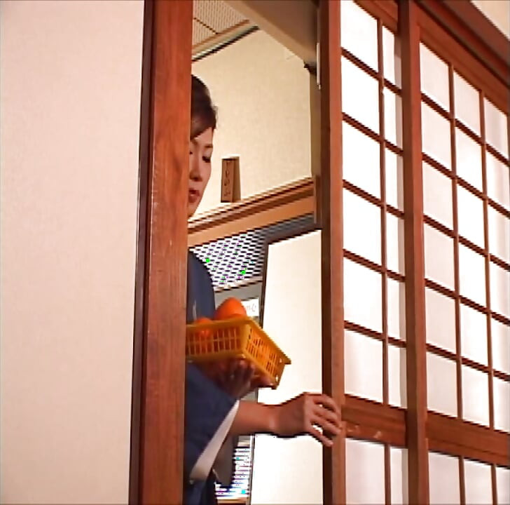 P128G04 A beautiful proprietress who seduces a male customer of a couple with a complicated relationship at a long-established inn on Enoshima. A sensual erotic drama where the human dramas of each character intersect!