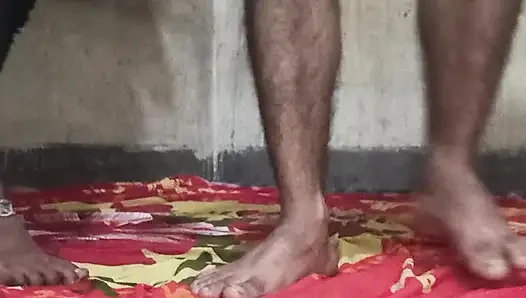 Hintli evli kadın tam dans ediyor