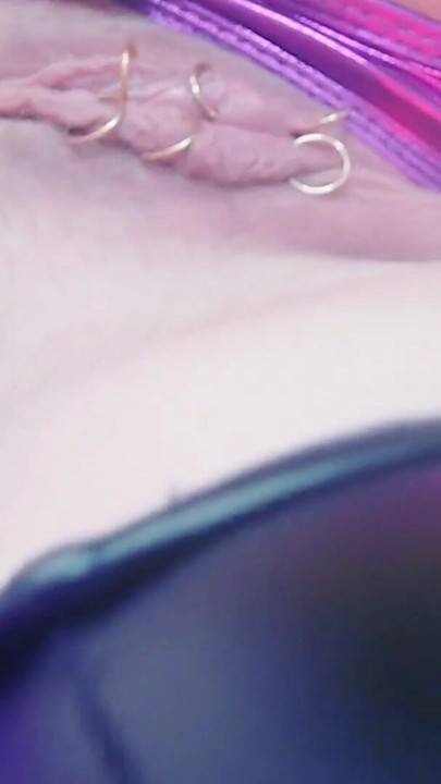 "보라색 스판덱스 pvc 란제리를 입은 성적인 밀프"에서 꼭 봐야 할 순간