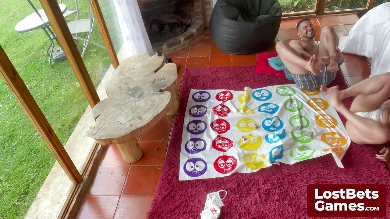 O surpriză de muie pentru câștigătorul jocului Strip Twister
