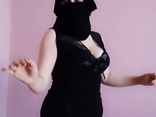 Heißer Tanz, arabische Muslimin ist sehr heiß und sexy