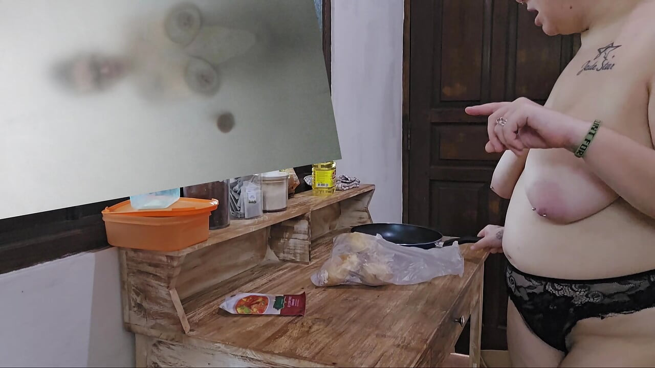 Jade topless lagi masak