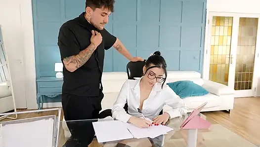 Siswa Kutu Buku Tunduk Dengan Payudara Sempurna Mendapat Anal Hardcore - Emily Pink
