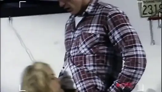 Güzel sarışın göt domalma pozisyonunda sikişiyor... ağzına boşalma