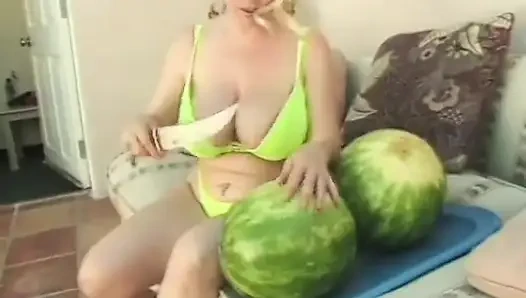 Cowok nakal dan cewek rambut pirang dengan toket besar lagi asik mainin melon air sebelum ngentot di luar ruangan