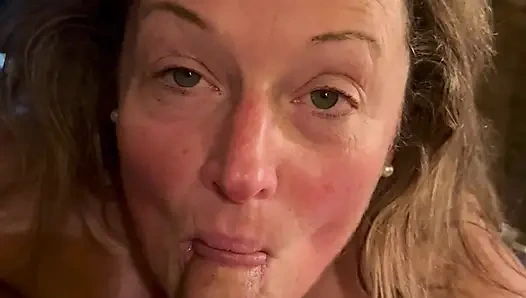 Evli çift ileri geri yarak emiyor