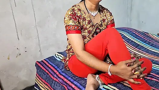 Seksi üvey kız kardeş üvey erkek kardeş tarafından sikiliyor, üvey kız kardeşinin büyük göğüslerini tutuyor ve onu sikiyor