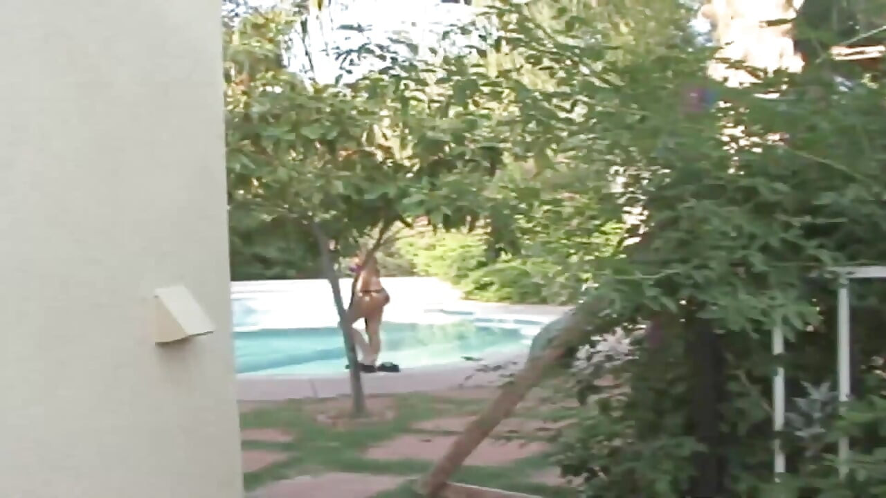 אנג'י סאבאג' תמיד מחפשת עוד חברות לסביות