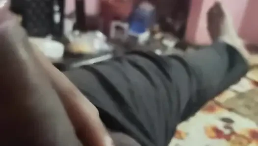Büyük yaraklı adam seksi amcığı bekliyor