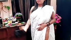 Femme au foyer indienne, sari, show 1