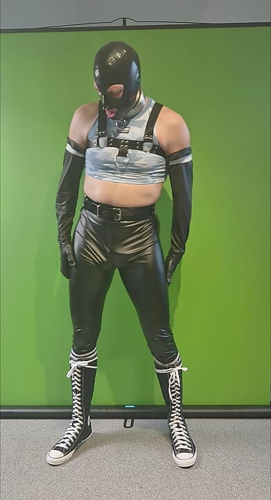 Rave outfit in latex, leather, collar, harness, leggings and converse XXhi. Buttplug underneath leggings