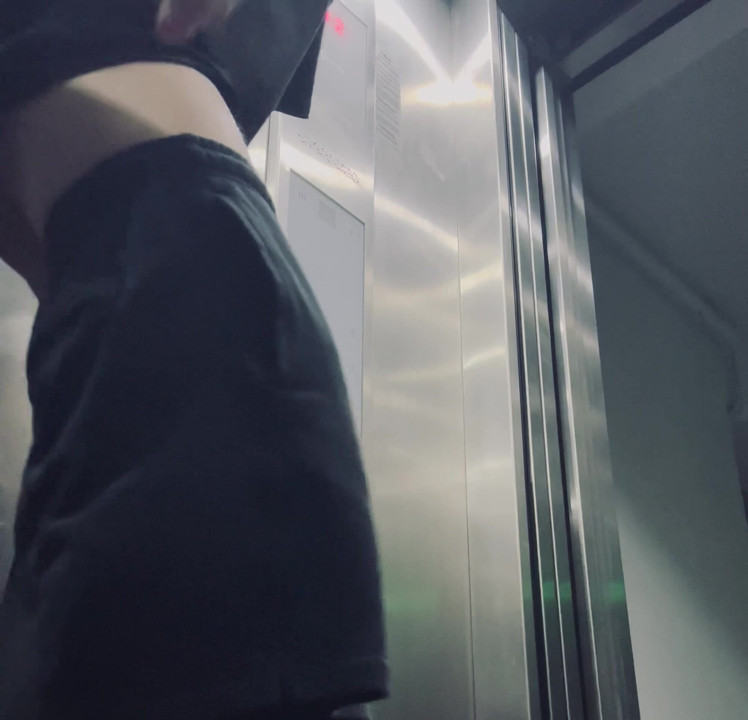 Russian flash roulet young cock in elevator