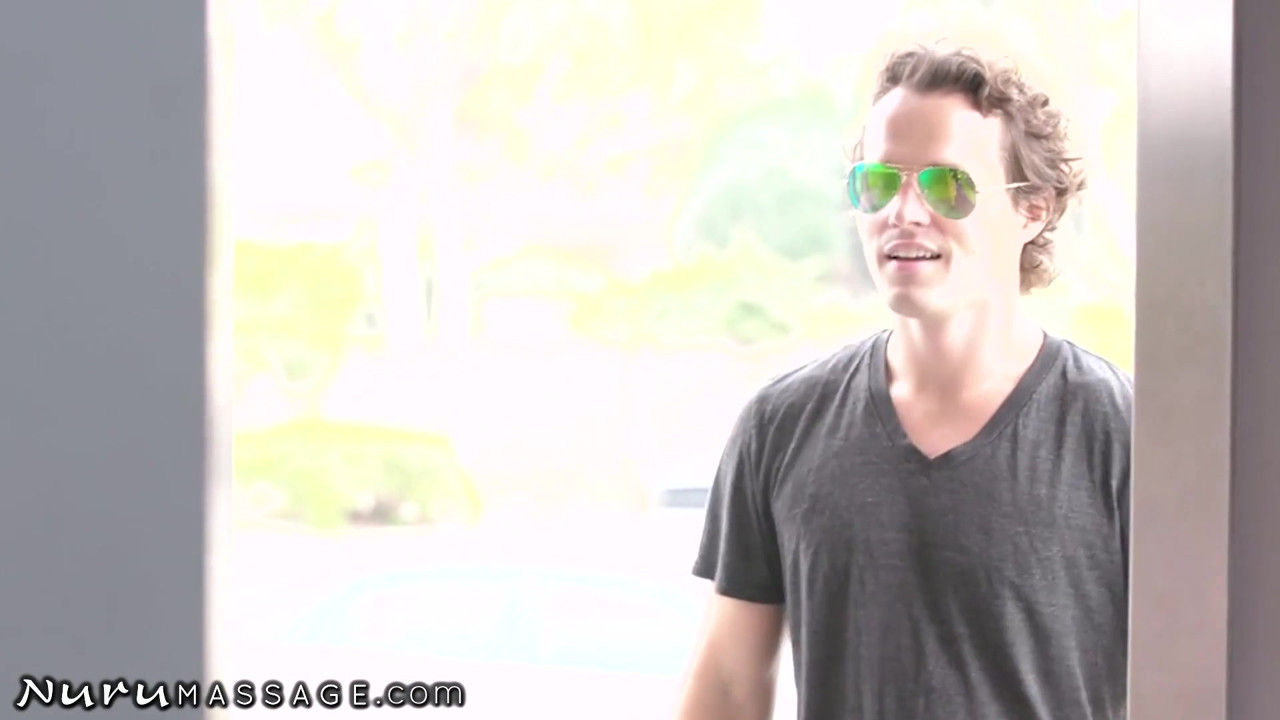 ニュールマッサージのクリステン・スコットが彼をストリップさせる！