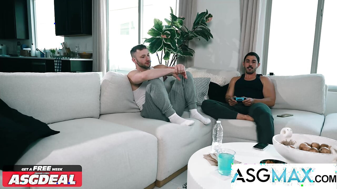 I film di INCULATA - Miles Fallon piscia sul fratellastro prepotente prima di scopare inculata!