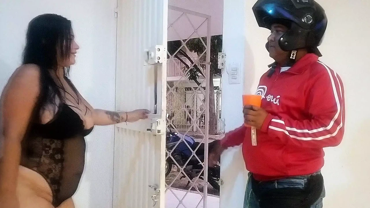 向随机送货员展示我的内衣：我第一次暴露我的屁股，向陌生人展示我的大奶子