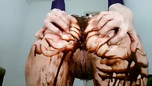 Twerking mit einem großen hintern, schokolade auf den ganzen arsch spreizen