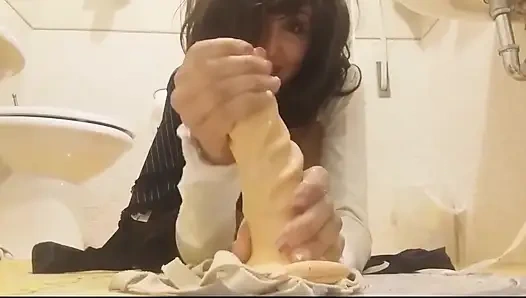 Keren! Dia akan membuatmu marah ... Ehm.. Pembantu