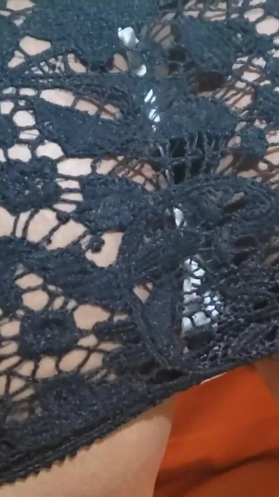 Seorang wanita dengan gaun hitam di hotel dengan celana dalam menggoda pantatnya | Klip 2