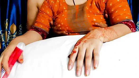 Stiefmutter Nusrat befriedigt sich und ruft stiefsohn für einen süßen fick desi xxx