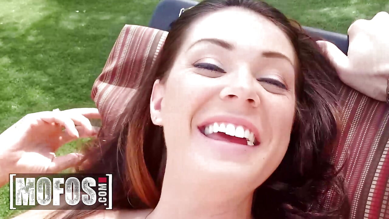 MOFOS - Alison Tyler pokazuje swoją przebitą cipkę, a następnie dostaje jej idealne cycki pokryte spermą