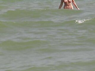 Rubia alemana caliente frotando su coño húmedo en la playa