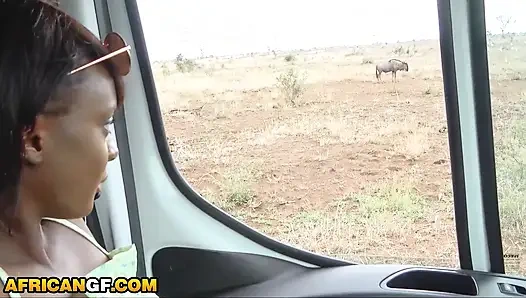 Sevimli zenci kız arkadaş sert gırtlağına kadar alıyor ve domaltarak damlatıyor