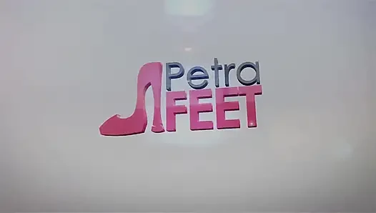 Leather petra lagi asik mainin kakinya sambil merokok