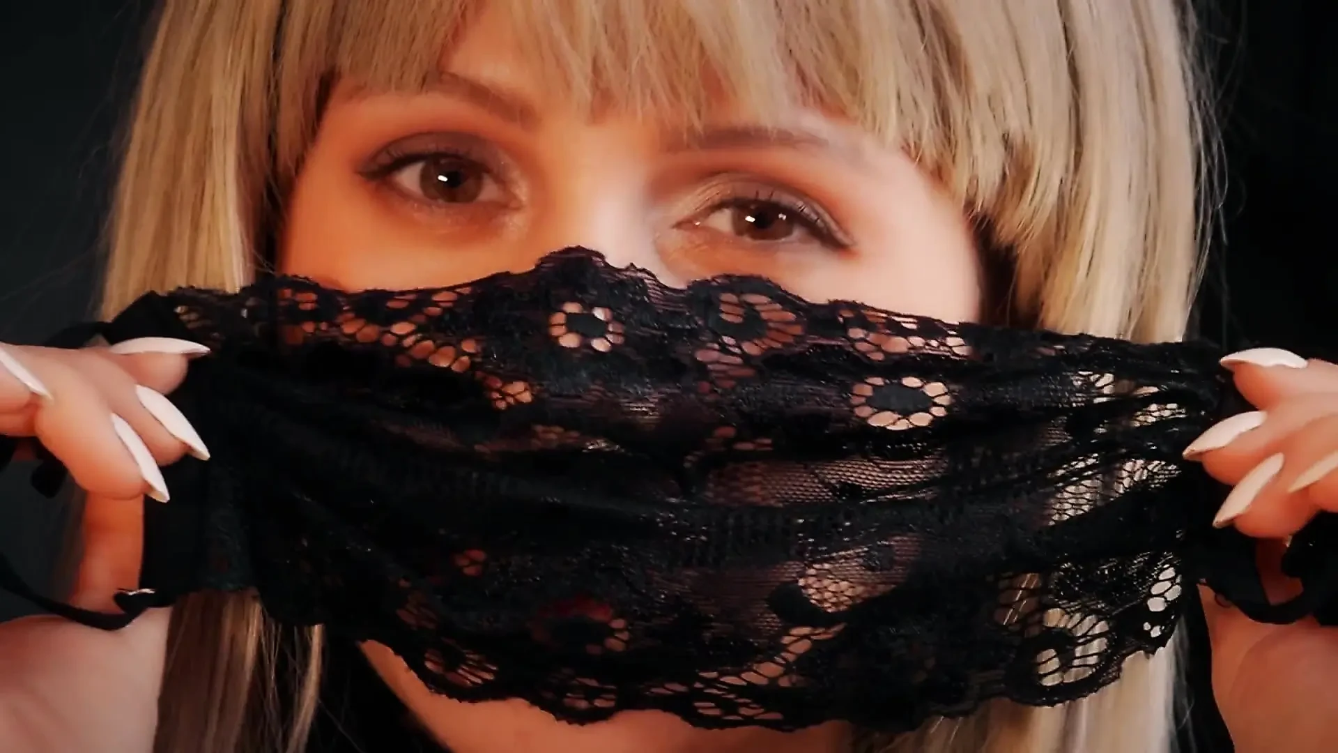 شقراء مثيرة تقوم بعمل يدوي احترافي وتأخذ المني على وجهها. وجهة نظر ASMR من نيكاندفيك