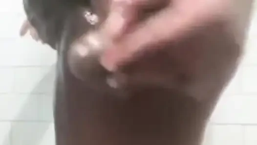 Masturbasi anal intens di kamar mandi solo