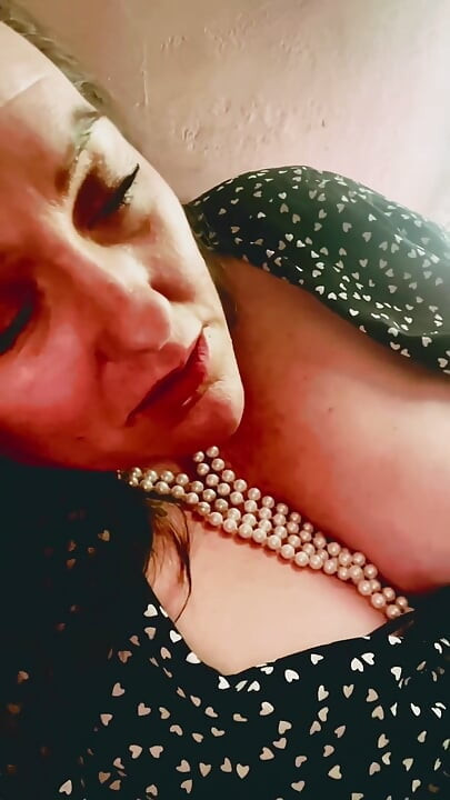 Zpověď sexy manželky: škádlení mého paroháče s fantaziemi s velkým černým pérem