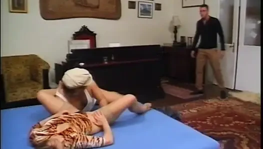 Geile hure war zufrieden, als sie gefickt wird