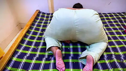 Collage mädchen beginnt Live-Show im hostel, als sie geil war