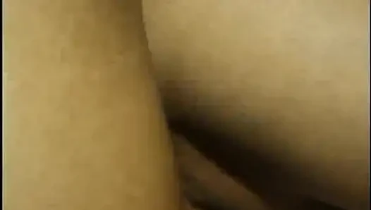 Azgın sarışın orta yaşlı seksi kadın kalın yarağı götüne sokuyor