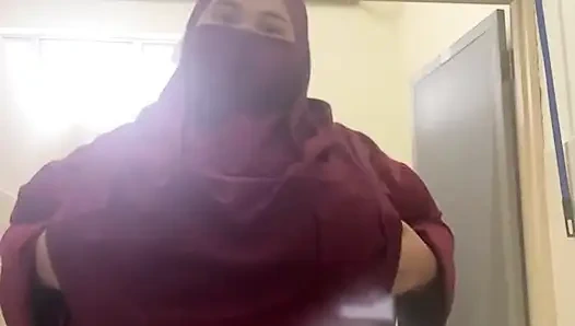 Naughty ustazah in toilet