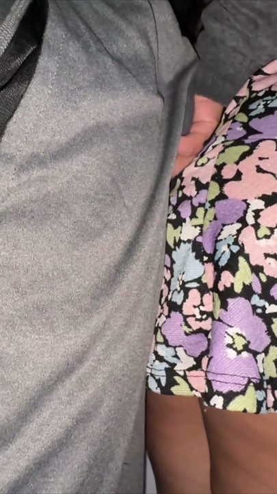 Storrompet kvinne tar på en fremmeds stive penis. Blottet kuk!!