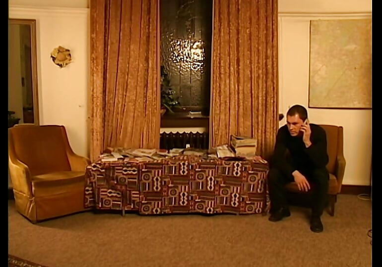 Tóc vàng với thân hình mảnh mai và bộ ngực trung bình