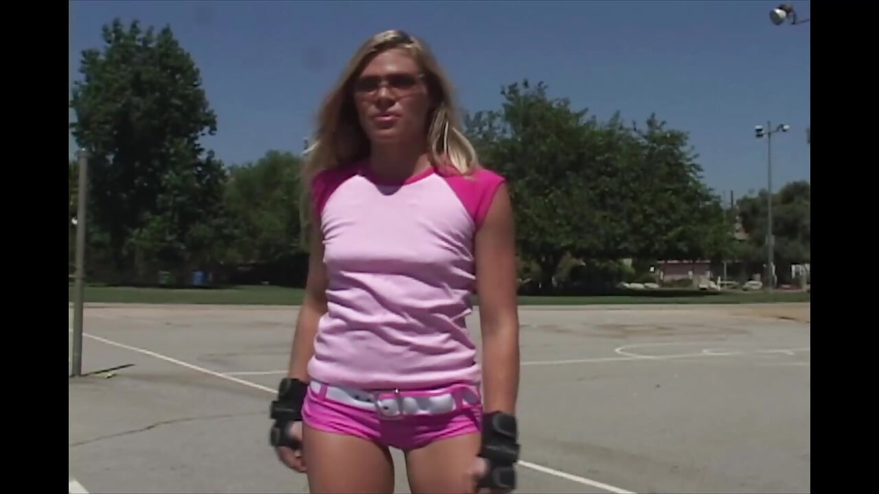 Blonda sexy suge o pulă lungă până când ejaculează în gura ei