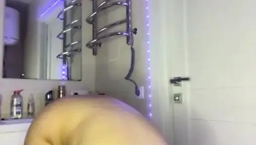 Unglaubliches squirt, das mit viel spritzen kommt