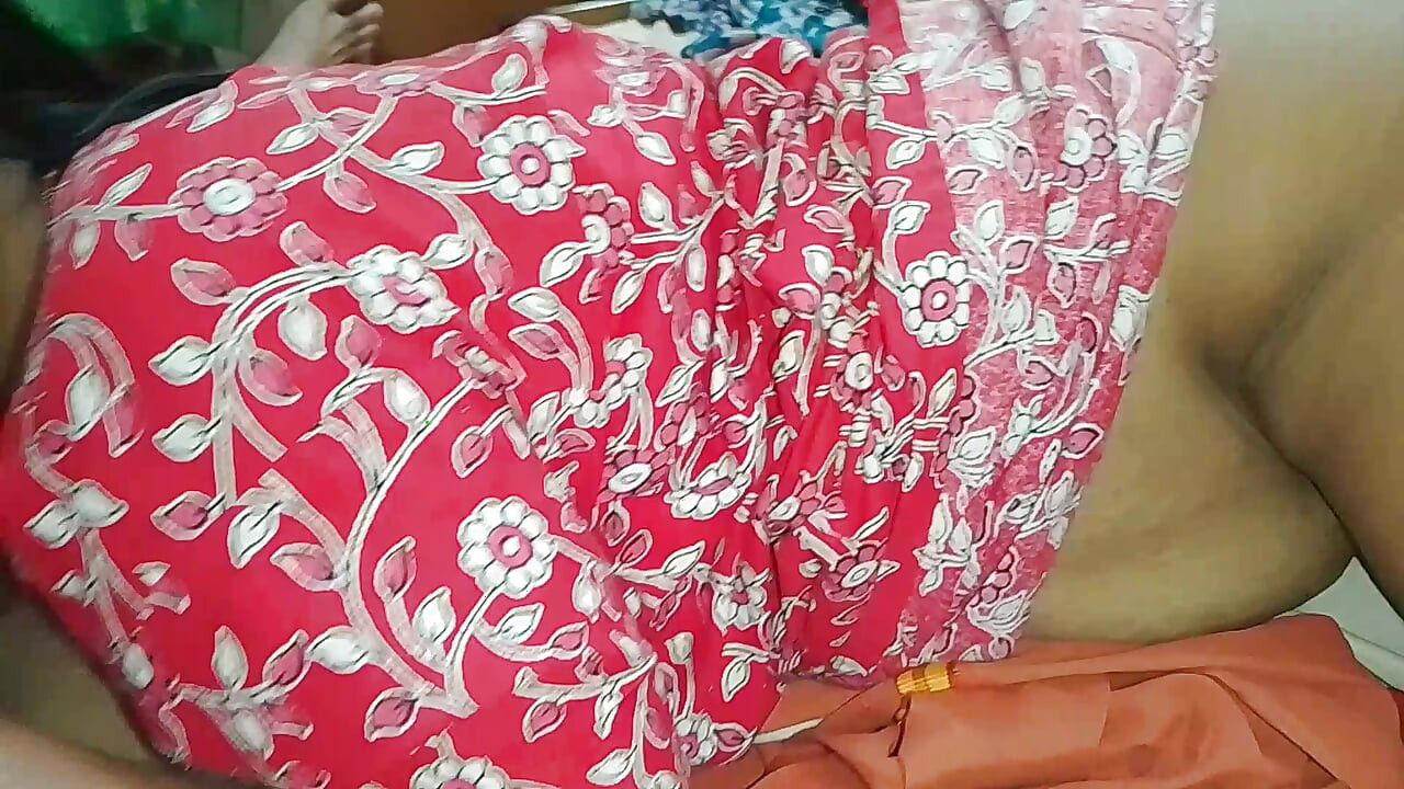 Seorang gadis desa memasukkan penis suaminya ke dalam mulutnya.