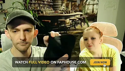 Cewek sange ini lagi asik unboxing memeknya sampai dicrot di dalam