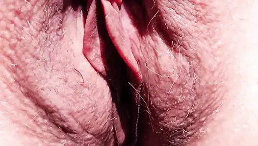 Возбужденная западная австралийка с топом на и в штанах, приседает и зияет на улице