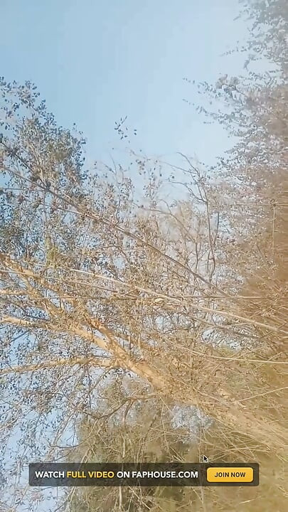 Mengisap penis pacarnya di hutan, menguras semua air