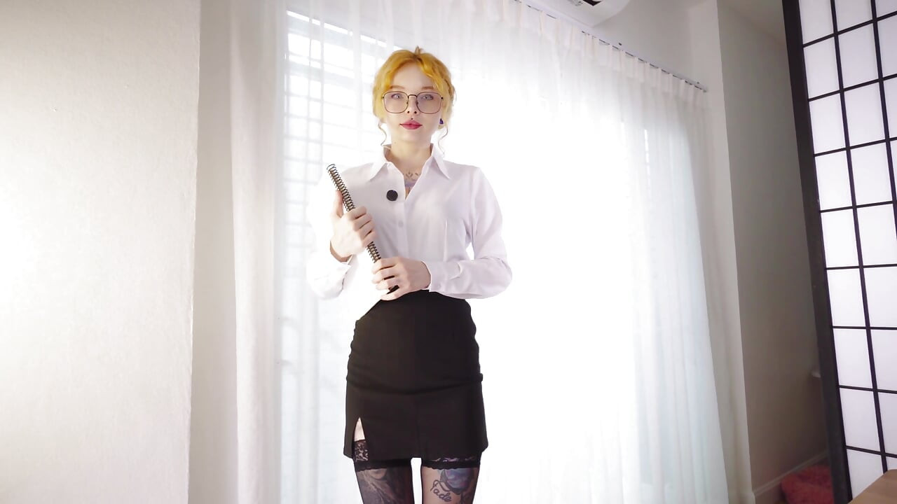 Secretária sexy seduziu Bose no escritório e o chupou em vez de um relatório