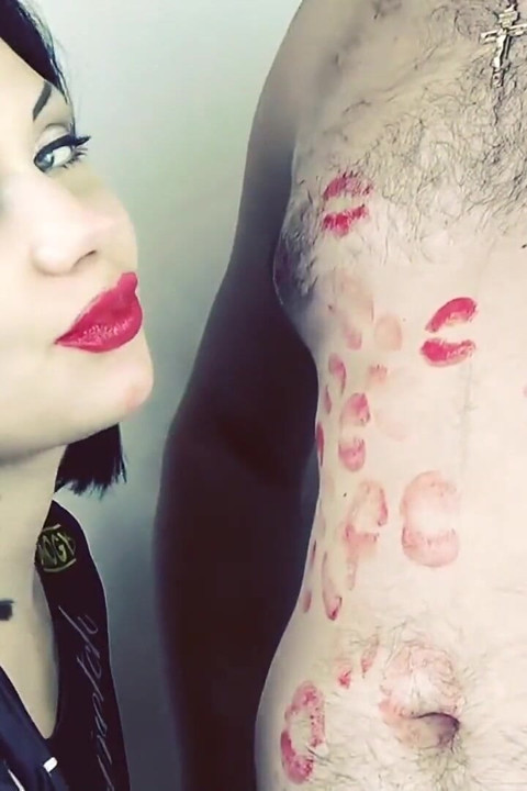 Cobrindo a barriga de Alex, peito e umbigo com beijos de batom vermelho !!