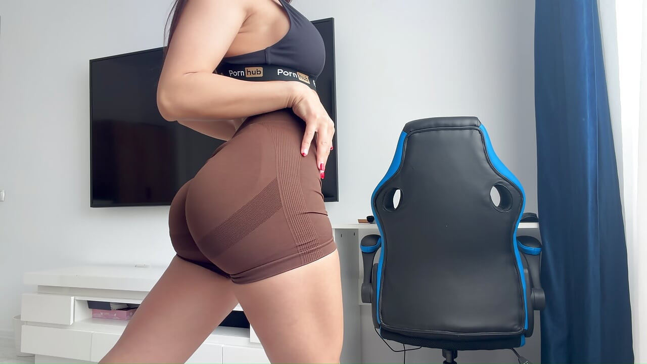 my stepsister turns me on with her amazing ass and humping my cock until I cum on her leggings